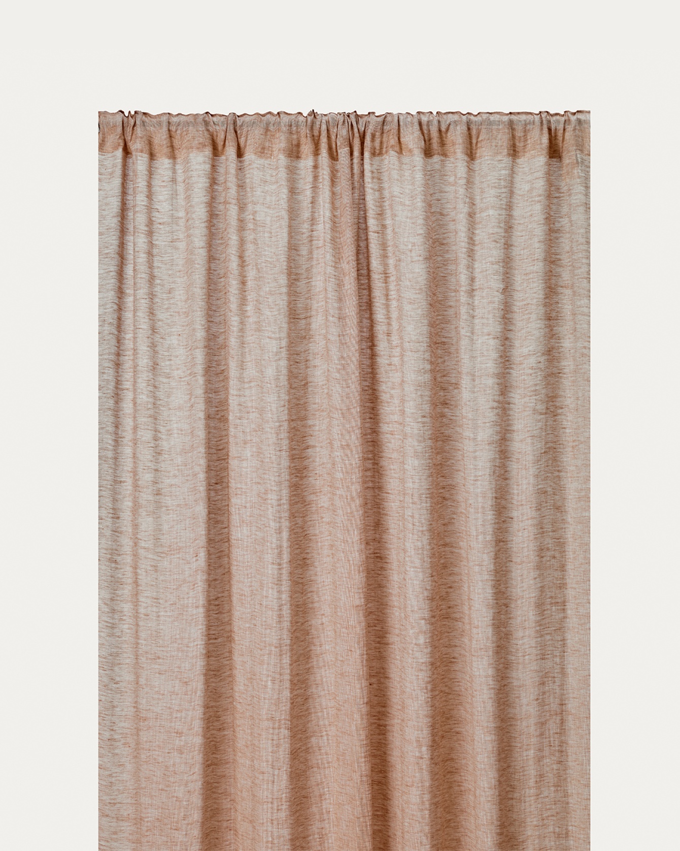 Produktbild kamelbrun INTERMEZZO gardin av skirt linne med färdiga veckband från LINUM DESIGN. Storlek 140x290 cm och säljs i 2-pack.