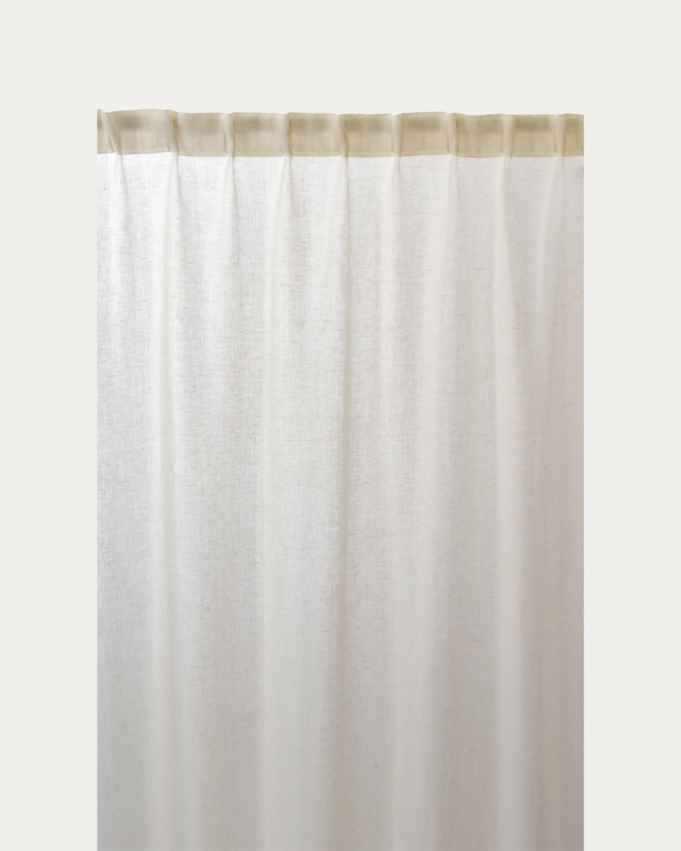 Produktbild gräddig beige INTERMEZZO gardin av skirt linne med färdiga veckband från LINUM DESIGN. Storlek 140x290 cm och säljs i 2-pack.