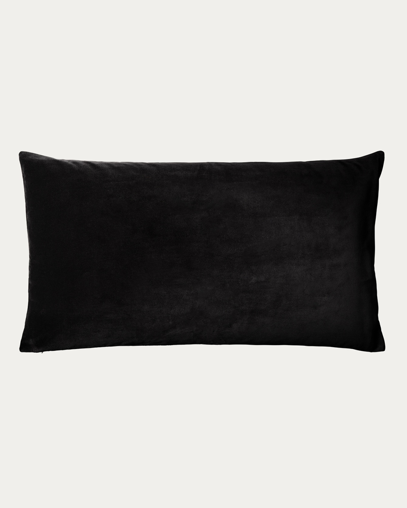 Produktbild svart PAOLO kuddfodral av mjuk ekologisk bomullssammet och 100% linne från LINUM DESIGN. Storlek 50x90 cm.